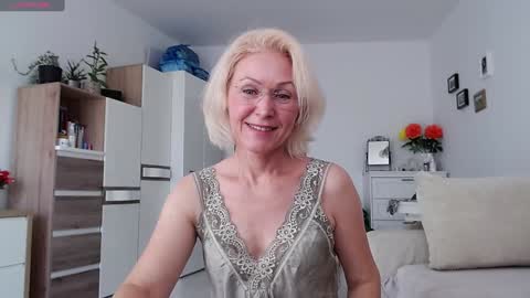 Snapshot of jasmin18v chatting on 11-05-25, 10:59 Jasmin room for people 40 online show from 11-05-25, 10:59