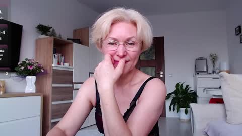Snapshot of jasmin18v chatting on 03-08-26, 06:17 Jasmin room for people 40 online show from 03-08-26, 06:17