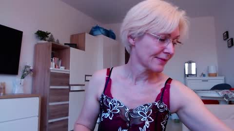 Snapshot of jasmin18v chatting on 03-15-26, 05:24 Jasmin room for people 40 online show from 03-15-26, 05:24