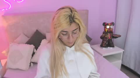 Snapshot of jean_monroe chatting on 09-10-25, 10:54 Jean online show from 09-10-25, 10:54