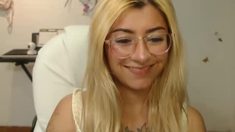 Snapshot of jean_monroe chatting on 09-28-25, 12:38 Jean online show from 09-28-25, 12:38