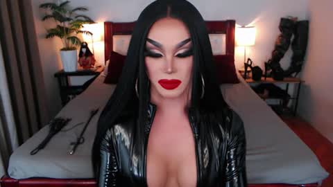 Snapshot of jenifers_body chatting on 08-07-26, 06:04 Queen Jenifer online show from 08-07-26, 06:04