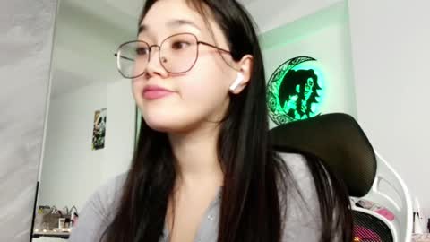 Snapshot of jennatyan chatting on 12-19-24, 01:29 JENNA online show from 12-19-24, 01:29