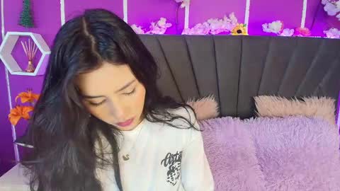 Snapshot of jenner_mills chatting on 12-14-24, 03:51 Jenner online show from 12-14-24, 03:51