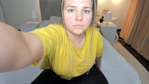 Snapshot of jenny_jimmy chatting on 10-28-25, 01:42 Jenny online show from 10-28-25, 01:42