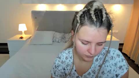 Snapshot of jenny_jimmy chatting on 10-29-25, 09:33 Jenny online show from 10-29-25, 09:33