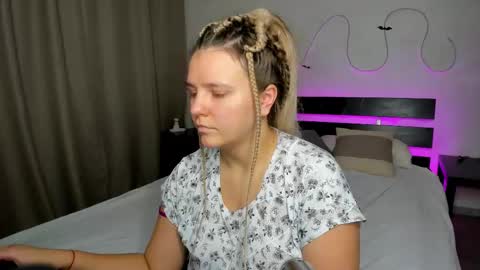 Snapshot of jenny_jimmy chatting on 10-30-25, 01:29 Jenny online show from 10-30-25, 01:29