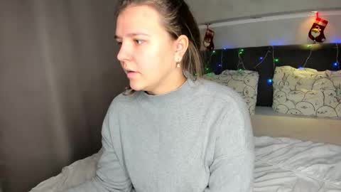 Snapshot of jenny_jimmy chatting on 12-17-25, 01:22 Jenny online show from 12-17-25, 01:22