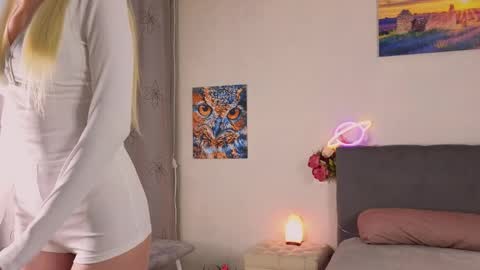 Snapshot of jessy_blonde chatting on 04-06-26, 03:35 Jessy online show from 04-06-26, 03:35