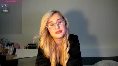 Snapshot of jessy_j_ chatting on 12-17-25, 08:15 JessyJ online show from 12-17-25, 08:15