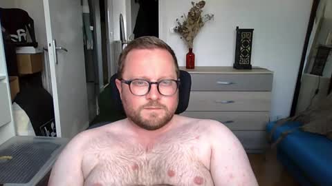 Snapshot of jeuneloup92 chatting on 05-11-26, 04:04 jeuneloup92 online show from 05-11-26, 04:04