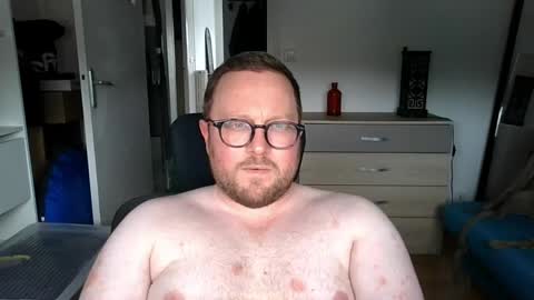 Snapshot of jeuneloup92 chatting on 06-03-26, 04:12 jeuneloup92 online show from 06-03-26, 04:12