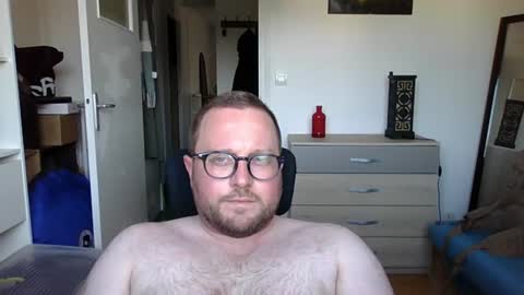 Snapshot of jeuneloup92 chatting on 06-18-26, 04:33 jeuneloup92 online show from 06-18-26, 04:33