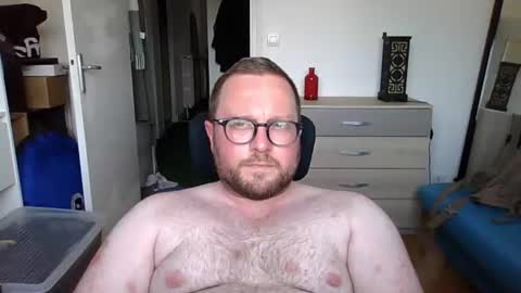 Snapshot of jeuneloup92 chatting on 06-24-26, 03:33 jeuneloup92 online show from 06-24-26, 03:33