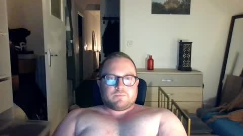 Snapshot of jeuneloup92 chatting on 07-17-26, 12:17 jeuneloup92 online show from 07-17-26, 12:17