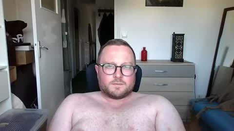 Snapshot of jeuneloup92 chatting on 07-20-26, 05:04 jeuneloup92 online show from 07-20-26, 05:04