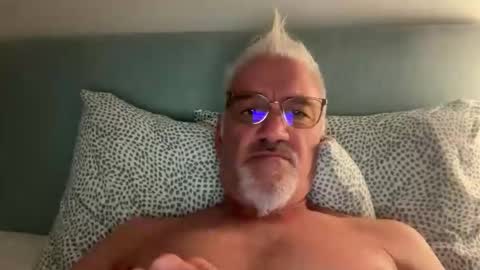 Snapshot of jewlronny chatting on 10-15-25, 06:19 jewlronny online show from 10-15-25, 06:19