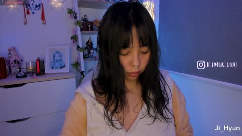 Snapshot of ji_hyun chatting on 12-12-24, 05:52 Ji  online show from 12-12-24, 05:52