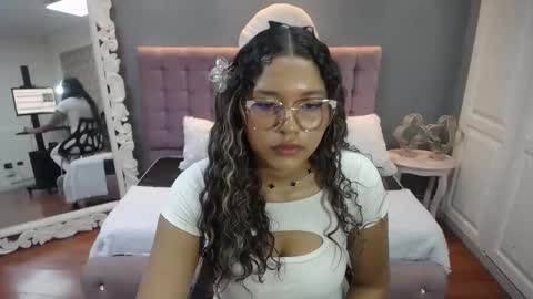 Snapshot of jimena_bell chatting on 09-17-25, 02:41 Jimena online show from 09-17-25, 02:41