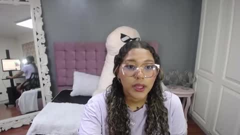 Snapshot of jimena_bell chatting on 09-18-25, 02:30 Jimena online show from 09-18-25, 02:30