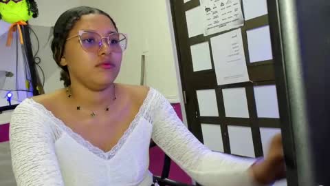 Snapshot of jimena_bell chatting on 09-23-25, 01:36 Jimena online show from 09-23-25, 01:36