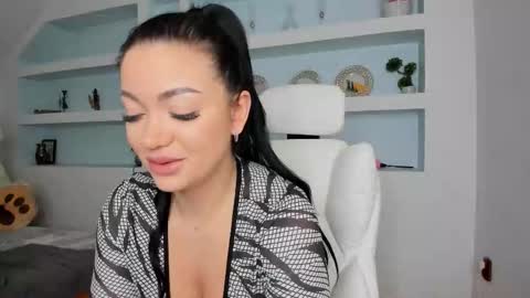 Snapshot of jisselle chatting on 02-24-26, 06:17 Juliee online show from 02-24-26, 06:17