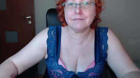 Snapshot of joannaandneighbour chatting on 12-12-24, 01:06 Joanna and Greg online show from 12-12-24, 01:06