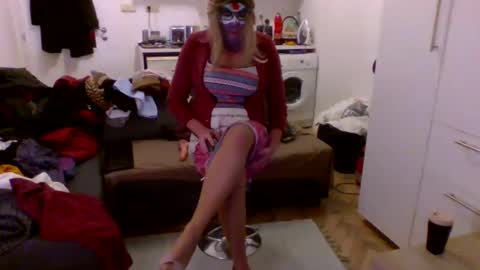 Silvania online show from 11-17-25, 01:44