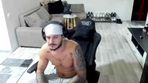 Snapshot of jonnyporn1 chatting on 01-12-26, 08:03 jonnyporn1 online show from 01-12-26, 08:03