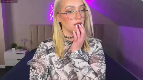 Vickie online show from 10-16-25, 10:05