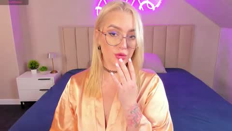 Vickie online show from 10-17-25, 09:12