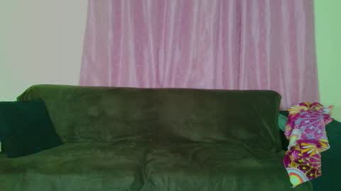 Snapshot of joyshe__vergara chatting on 12-17-25, 04:18 online show from 12-17-25, 04:18