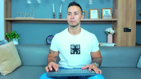 Snapshot of juan_muscle chatting on 03-09-25, 03:22 juan_muscle online show from 03-09-25, 03:22