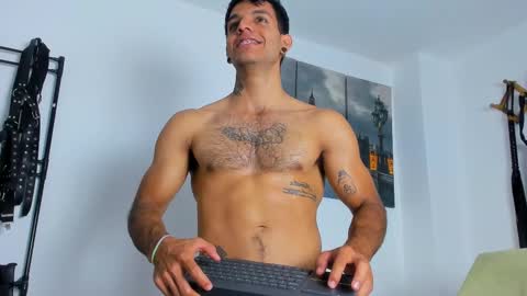 Snapshot of juanbladde chatting on 10-11-25, 05:17 Juan Esteban online show from 10-11-25, 05:17