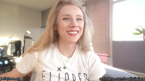 Snapshot of julia_jane chatting on 04-07-26, 01:06 Julia Jane online show from 04-07-26, 01:06