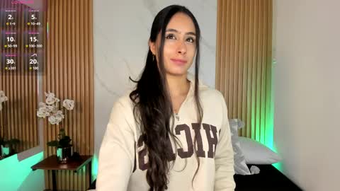 J U L IA   M A R T I N E Z online show from 04-16-26, 11:33