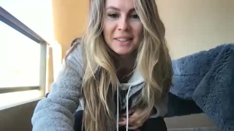 julialemilf online show from 04-18-26, 08:18
