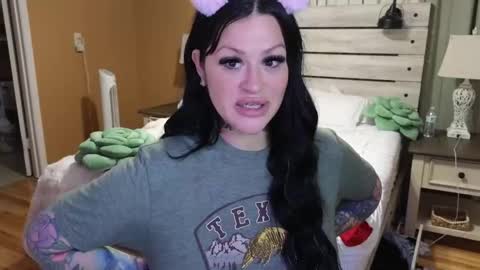 Snapshot of julianaxxxrose chatting on 11-25-25, 04:07 Texas Mamasita online show from 11-25-25, 04:07