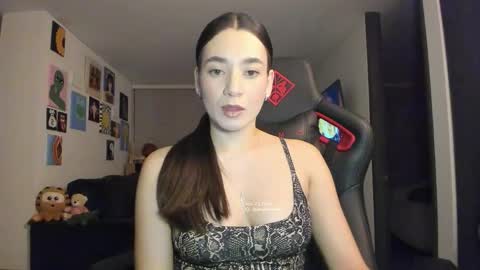 Snapshot of julidavila chatting on 11-24-25, 01:27 Jeimy Help me to reach 100 thumbs up online show from 11-24-25, 01:27