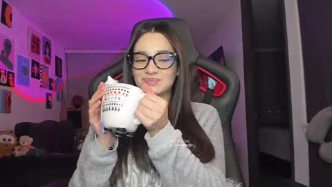 Snapshot of julidavila chatting on 02-11-26, 01:10 Jeimy Help me to reach 100 thumbs up online show from 02-11-26, 01:10