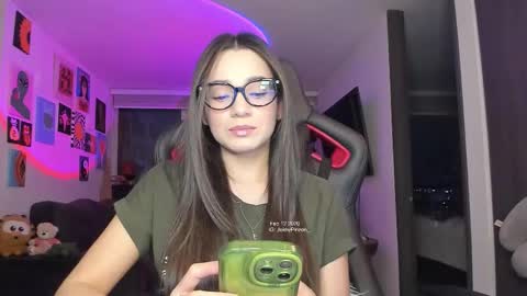 Snapshot of julidavila chatting on 02-13-26, 01:12 Jeimy Help me to reach 100 thumbs up online show from 02-13-26, 01:12