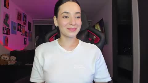Snapshot of julidavila chatting on 05-17-26, 01:25 Jeimy Help me to reach 100 thumbs up online show from 05-17-26, 01:25