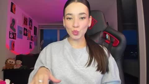 Snapshot of julidavila chatting on 05-17-26, 11:23 Jeimy Help me to reach 100 thumbs up online show from 05-17-26, 11:23