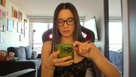 Snapshot of julidavila chatting on 06-25-26, 10:36 Jeimy Help me to reach 100 thumbs up online show from 06-25-26, 10:36