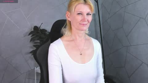 Julie Lucasss online show from 04-29-26, 12:27