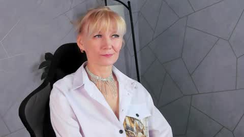 Julie Lucasss online show from 04-30-26, 01:12