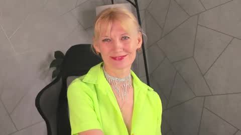 Snapshot of julie_lucasss chatting on 05-06-26, 12:30 Julie Lucasss online show from 05-06-26, 12:30