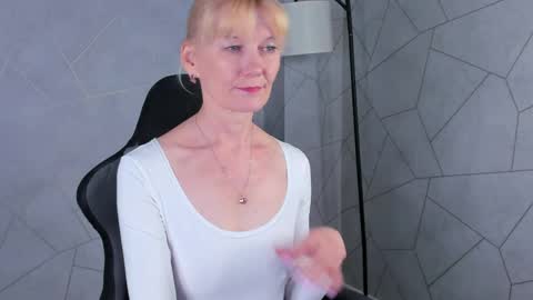 Snapshot of julie_lucasss chatting on 05-13-26, 12:19 Julie Lucasss online show from 05-13-26, 12:19