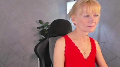 Snapshot of julie_lucasss chatting on 05-14-26, 12:06 Julie Lucasss online show from 05-14-26, 12:06
