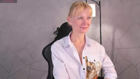Snapshot of julie_lucasss chatting on 05-15-26, 12:17 Julie Lucasss online show from 05-15-26, 12:17